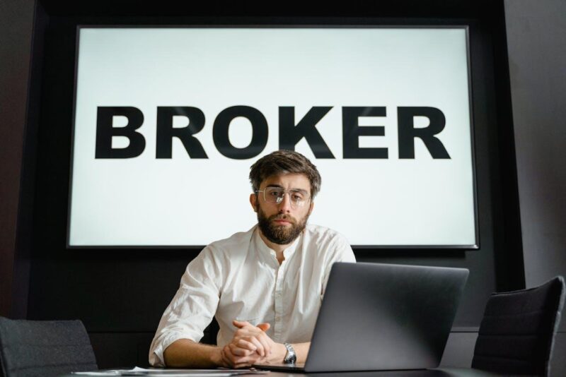 Introducing Broker Explained for Beginners in the Forex Industry 1 Introducing Broker Explained for Beginners in the Forex Industry